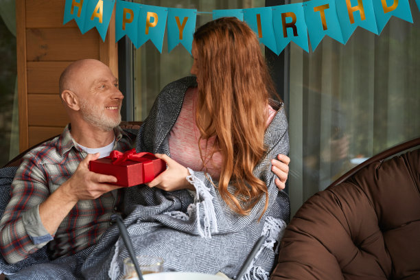 一位女士祝贺她高兴的丈夫生日图片下载