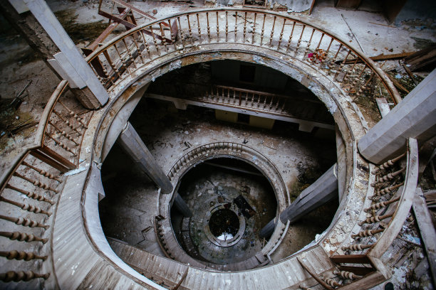 老宅子里的老式螺旋楼梯图片下载