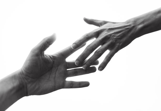 特写，孤立的白人帮助另一个人。图片下载