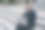 穿着西装的专业人士微笑着打电话，年轻的商人在楼梯上用笔记本电脑工作图片下载