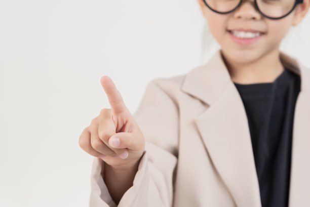 亚洲小商人。正装指向前方，立在白色背景上图片下载