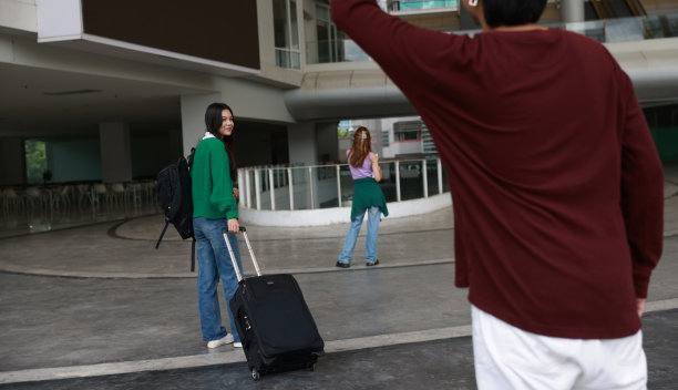 父亲或家人送女儿回学校。在国家图书馆的楼梯上，他向女儿打招呼或道别，挥手致意。图片下载