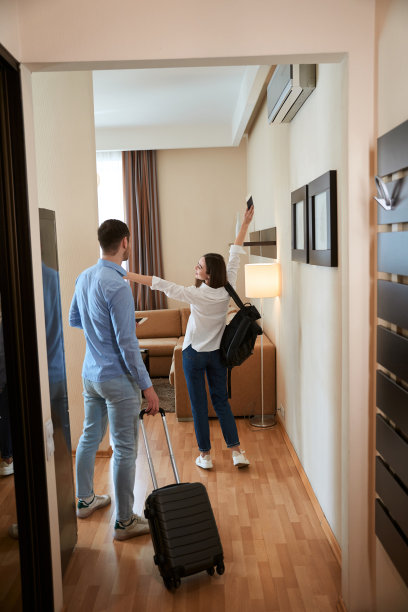 微笑着的女性站在男人旁边，为到达酒店而高兴图片下载