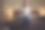 拿着玻璃和平板电脑坐在酒店床上的女人图片下载