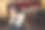 悲伤的女人坐在床上，倚在房间的行李上图片下载