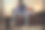 一个头痛的疲惫男人坐在酒店房间的床上图片下载