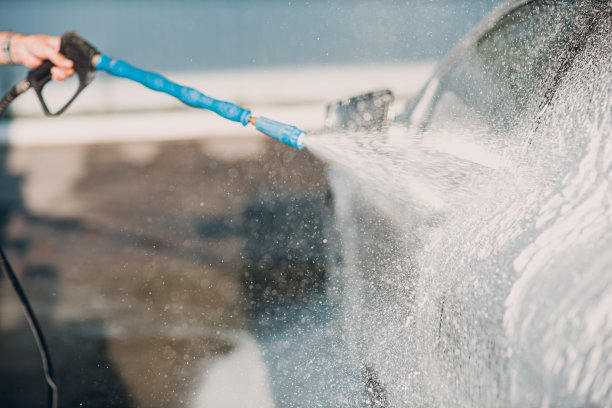 在自助洗车场洗车的工人图片下载