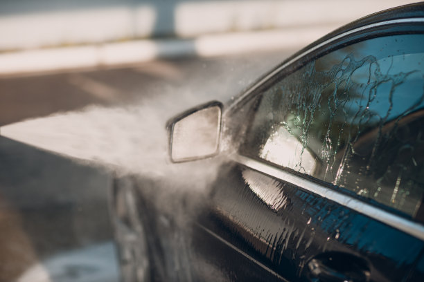 在自助洗车场洗车的工人图片下载