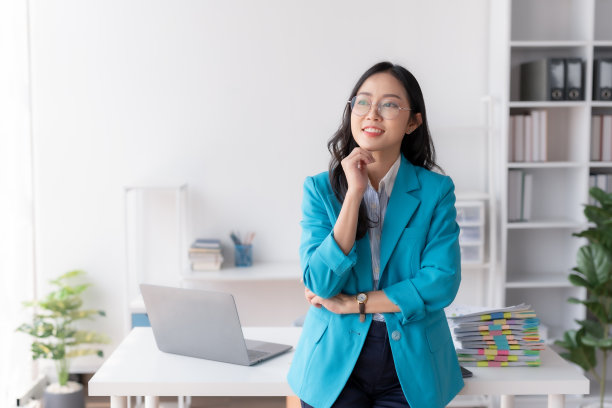 自信的亚洲女商人站在办公室，以专业的态度面对镜头。现代亚洲商务专业人士。图片下载