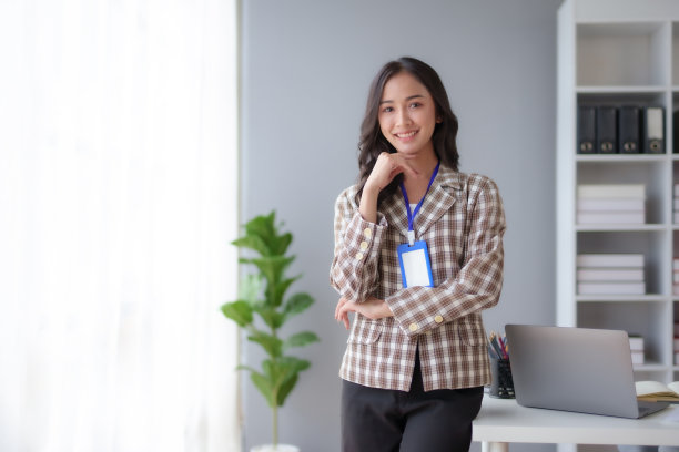 自信的亚洲女商人站在办公室，以专业的态度面对镜头。现代亚洲商务专业人士。图片下载