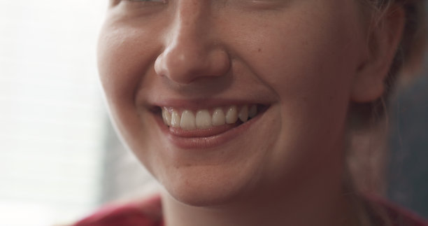 微笑和大笑的少女嘴部特写图片下载