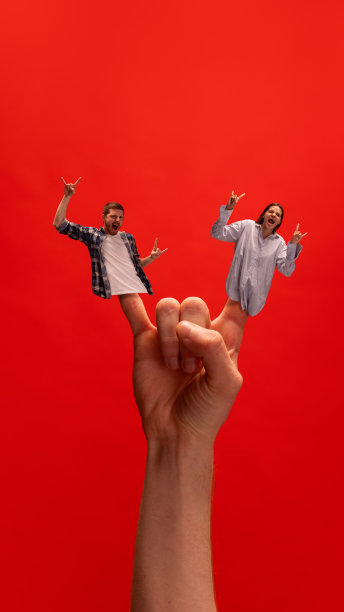 创意拼贴与手。快乐、愉快、兴奋的青年男女享受着生活，用摇滚的手势站着图片下载