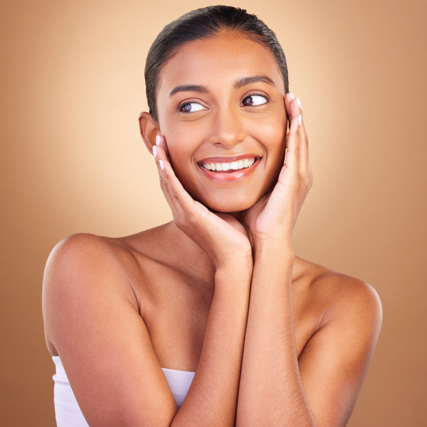 美容，护肤和触摸印度妇女在工作室快乐，水疗和面部护理。化妆品，自我护理和发光与模型在棕色的背景满意，授权和信心图片下载