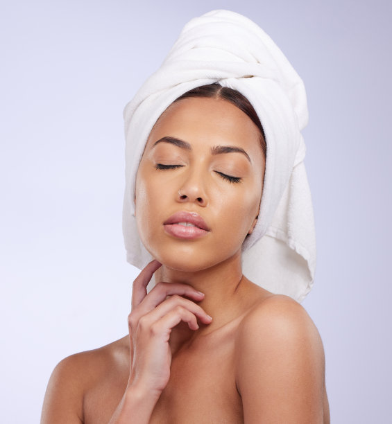 脸，闭上眼睛或女孩模特在毛巾或工作室隔离在白色背景护肤美容治疗。面部、手部或巴西女性在浴室淋浴后放松的光芒或自我爱图片下载