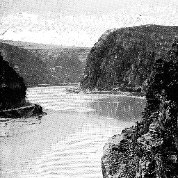 19世纪，德国莱茵兰-普法尔茨的圣戈阿尔豪森岛罗雷莱岩的海妖悬崖图片下载