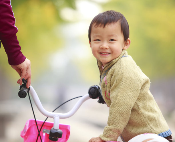 快乐的小女孩和她的自行车图片下载