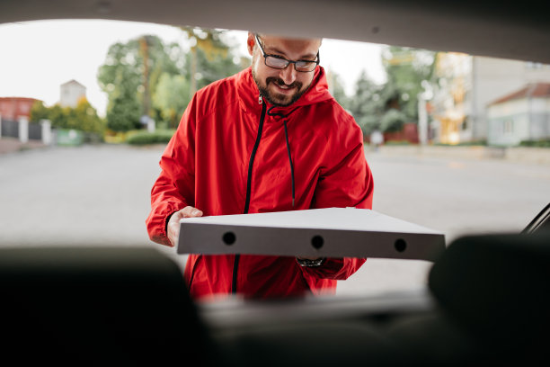 快乐微笑披萨送货员图片下载