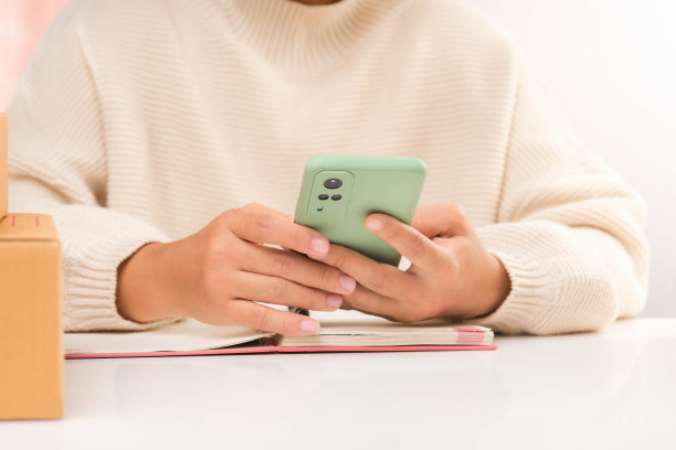 在家使用智能手机进行网上购物的年轻女商人图片下载