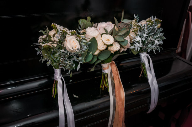 钢琴上精美的新娘捧花图片下载