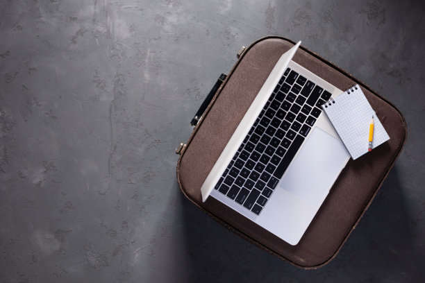 笔记本电脑和行李箱地板背景纹理。旅游概念的想法图片下载