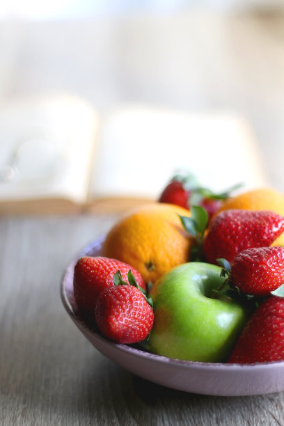 一碗水果，打开的书和阅读眼镜图片下载