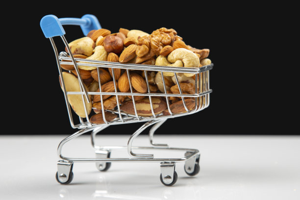 购物车里有各种各样的坚果。食品的市场销售。维生素有机蛋白质食品图片下载