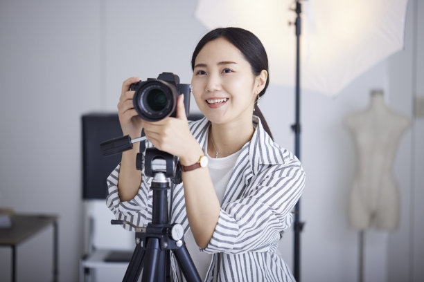 日本年轻的女摄影师图片下载