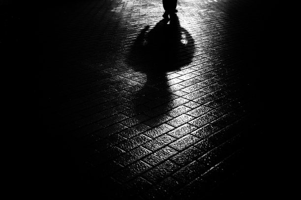 一个雨夜，一个人的影子图片下载
