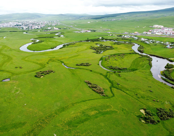 这条河从上面沿着平原蜿蜒而行图片下载