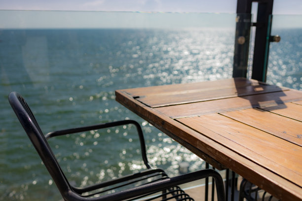 夏季露台与时尚的户外家具在一个豪华的旅游目的地。图片下载