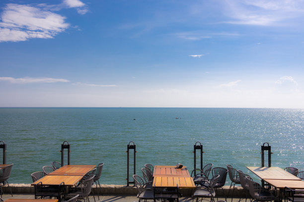 夏季露台与时尚的户外家具在一个豪华的旅游目的地。图片下载