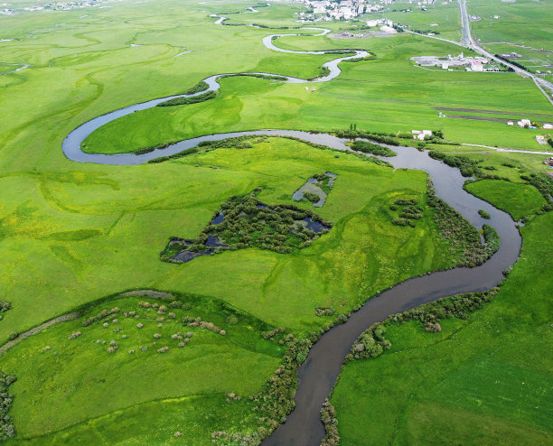 这条河从上面沿着平原蜿蜒而行图片下载