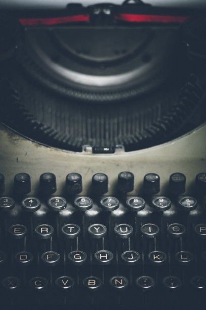 又旧又脏的打字机图片下载