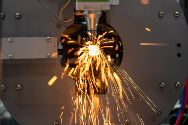 自动机器用激光切割不锈钢方管，火花四溅图片下载