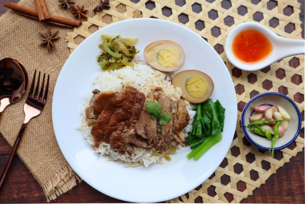 炖猪腿和鸡蛋在木桌上俯瞰米饭-泰国-中国食物被称为Khao Kha Moo图片下载