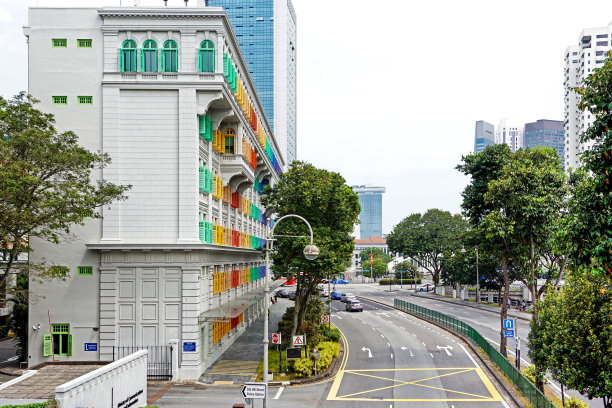 这是新加坡克拉克码头众多色彩斑斓的建筑之一图片下载