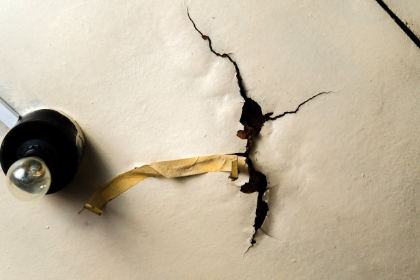 一间木屋的旧天花板，由于雨水渗漏，屋顶上有一个巨大的洞。有选择性的重点图片下载