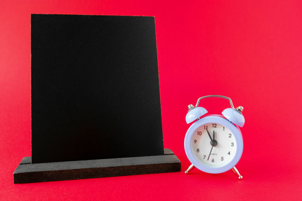 木制黑板模型或木制框架，闹钟12小时红色表面。暗信息板模板，菜单在咖啡馆，餐厅或商店的招牌。午餐或晚餐时间到了。图片下载