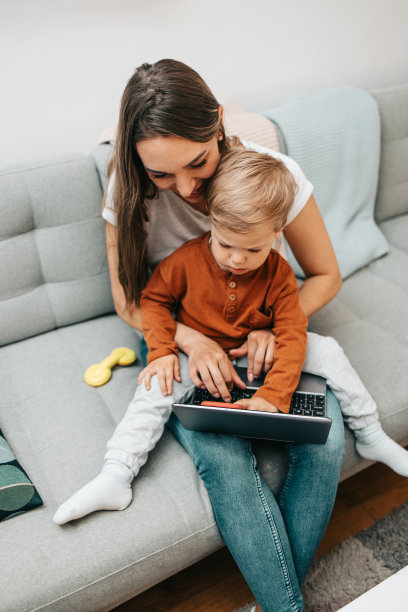 母子在家休闲还是工作图片下载