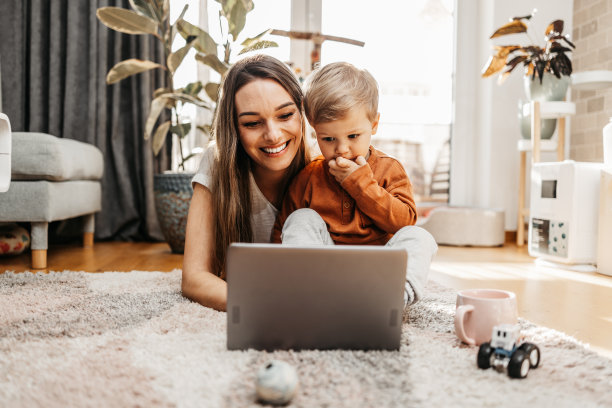 母子在家休闲还是工作图片下载