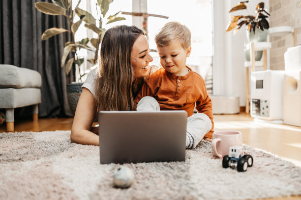 母子在家休闲还是工作图片下载