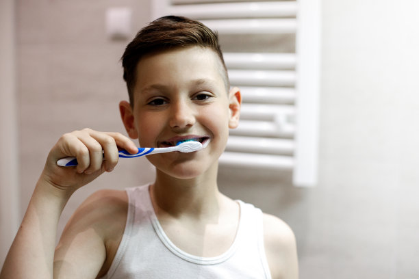 男孩刷牙图片下载