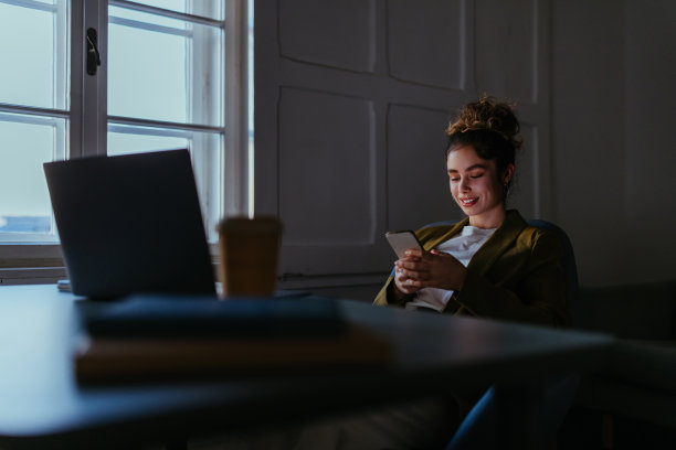 工作到很晚，还在用手机的女商人图片下载