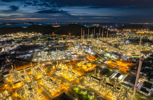 鸟瞰图工业炼油厂油气精炼厂背景，经营石化工业，炼油厂油气工厂动力和燃料能源，生态地产。黎明时分的炼油工业图片下载