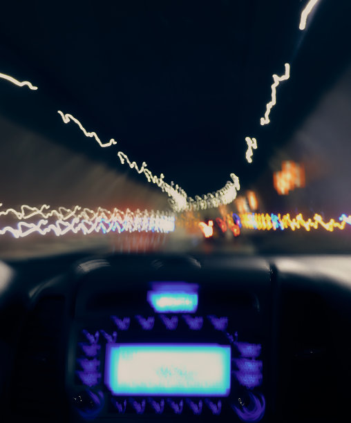 一辆汽车发出的模糊的隧道灯光图片下载