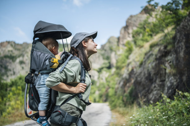 母亲带着她的男婴在大自然中散步。图片下载