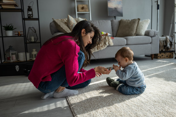 和孩子在一起的家庭时光。图片下载