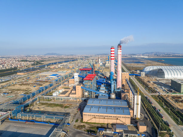 黄昏时化工厂的航拍照片图片下载