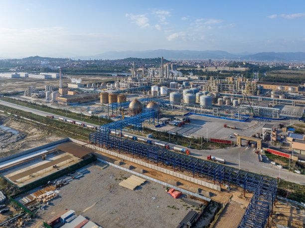 黄昏时化工厂的航拍照片图片下载