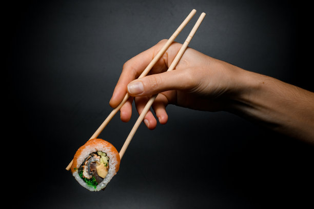 一份美味的费城卷，配鲑鱼和奶油奶酪。图片下载